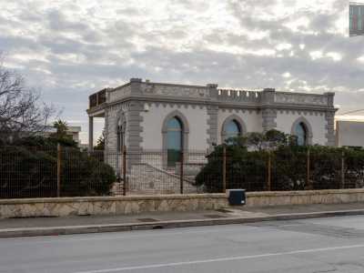 Colpiscono le grigie finestre ad arco medievaleggianti e l�elegante merlatura